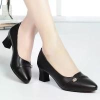 ราคา 2023 รองเท้าส้นสูงผู้หญิง รองเท้าหนังขนาดเล็กของผู้หญิง รองเท้าผู้หญิงส้นกลาง รองเท้าแม่ รองเท้าผู้หญิงแฟชั่น รองเท้าหนังขนาดเล็ก หนังนิ่มสบายรองเท้าหนังขนาดเล็ก, (1729790582345402522)