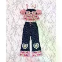 ราคา 【SALE】Pom Pom Cat Set ชุดเซ็ต 2 ชิ้น เสื้อแขนตุ๊กตาปาดไหล่ สายเอี๊ยม สีชมพูระบายสามชั้น + กางเกงยาวขาม้าปักหัวใจลายดอกไม้ (1731900474888520958)