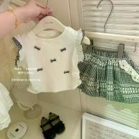 ราคา ชุดเด็กผู้หญิง สไตล์ตะวันตกหวานใหม่ฤดูร้อนปี 2025 เสื้อยืดแขนสั้นผูกโบว์ กางเกงขาสั้นลายสก๊อต ชุดสูทสองชิ้น แฟชั่น ผ้า คลุม โรงเรียน อัต ตั ร ผ้าถุง ลาย ไทย เด็ก ผู้ หญ (1731807126636430437)