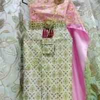 ราคา 199฿.สีชมพูขาว ย้ำฟรีไซร์เด็กแต่ละคนใส่ออกมาความยาวไม่เท่ากัน ผ้าถุง+สไบ 3-5ปีปี14-20กก. สะโพก29นิ้ว ผ้ายาว18.5นิ้ว อกยืดได้32นิัว สไบกว้าง11นิ้ว (ไม่รวมเครื่องประดับ) (1729576586098281209)