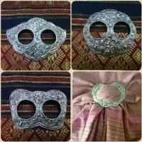 ราคา หัวรัดซิ่น ผ้าถุง Vintage Jewelry เครื่องประดับไทย หัวรัดผ้าถุง หัวเข็มขัด สีเงินรมดำ (1730983522959591538)