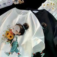 ราคา เสื้อยืดโอเวอร์ไซส์ unisex เสื้อคู่ ลายดอกไม้ "เด็กผู้หญิง" ลายดอกไม้ น่ารัก แขนดอกไม้ ใส่สบาย 100% ผ้าฝ้าย แฟชั่นเกาหลี สไตล์มินิมอล (1731185124152477169)