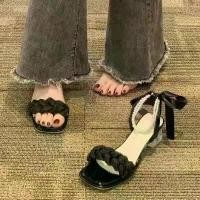 ราคา ส้นเท้าสีชมพู,รองเท้าแตะคีบ,รองเท้าแตะส้นหนาสำหรับผู้หญิง คริสตัล สไตล์ 2025 ฤดูร้อน มาใหม่ สายรัดมุก รองเท้าวาเลนติโน่ สไตล์เรียบหรู รองเท้าส้นสูง สวย (1731700517205017999)