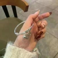 ราคา สร้อยข้อมือกระดิ่งนำโชค, วัสดุทองแดงสีขาวและชุบเงิน, ปรับได้, การออกแบบที่เรียบง่าย, เครื่องประดับเงิน, สร้อยข้อมือปลอดภัย สร้อย ข้อ มือ นาค กํา ไล ข้อ มือ หาง ช้าง สร้อย (1731824568385178198)