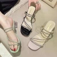 ราคา รองเท้าแตะและรองเท้าแตะ สไตล์เรียบหรู มีสายไขว้ Rhinestone สไตล์ฝรั่งเศส ส้นบล็อก โปร่งใส มาใหม่สำหรับฤดูร้อน 2025 ลอง แตะ 2 นิ้ว รองเท้า ส้น รอง สวป รองเท้าแตะ เพชรประดับ มุก (1731681691013384393)