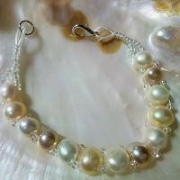 ราคา สร้อยข้อมือไข่มุกแท้ ทรงซาลาเปา มุก3สี ข้อมือ 13-15cm ฟรีกล่องค่ะ (1729680203933452687)