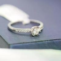 ราคา [DR690] WG แหวนเพชรเม็ดเดี่ยว ประดับบ่าข้าง ทอง 9K เพชรแท้รวม 0.27 กะรัต 19 เม็ด น้ำหนักทอง 1.71 g. ไซต์พร้อมส่ง #50 เครื่องประดับเพชรแท้ ทองแท้ (1731914624044532966)