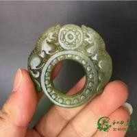 ราคา แกะสลักหยกโบราณ ชิ้นมือหยก Xiuyu เก่า เลียนแบบหยกโบราณ หยก อิดโรย แหวนมังกรคู่ หยกโบราณสูง แหวนปี่เซียะ แหวนนิ้วหัวแม่มือ (1731789277656876063)