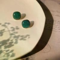 ราคา ต่างหูพลอย มรกต ทรงสี่เหลี่ยม ดีไซน์ย้อนยุค ขอบทองแตก สไตล์ฮ่องกง 90s คลิปหนีบหู [ป่าตง] (1732174167668459683)