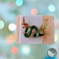 ราคา กลัดอก 2 นิ้ว เข็มกลัดพญานาคสีเขียว มรกต เข็มกลัดเสื้อ (1729654957458688589)