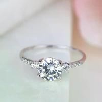 ราคา แหวนเซอร์โคเนีย 4 แฉก เพชรจำลอง Moissanite 1 กะรัต เหมาะสำหรับงานหมั้น ข้อเสนอ งานแต่งงาน แหวนครบรอบ สำหรับผู้หญิง สร้อย แหวน darry rings แหวน บุษราคัม นําโชค แหวนไทเทเนียมผู้หญิง ผมปลอมเล่นสงกรานต์ (
