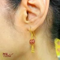 ราคา ส่งฟรี ต่างหูทอง โคมลงยา ห้อยตุ้ม 3 ตุ้ม เครื่องประดับไทย พูนทรัพย์ มีใบรับประกัน หรู สง่า ชุดมงคล EG585000 (1729675250836999122)