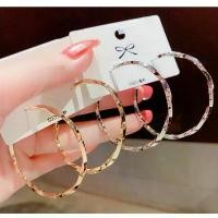 ราคา ต่างหูเงิน 925 เข็มใหญ่ แหวนทอง ต่างหูผู้หญิง ต่างหูห่วงทอง เครื่องประดับชุบทอง ของขวัญมีสไตล์ (1731911832357602320)