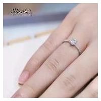ราคา Elise''s ER-1076 แหวนเพชร CZ เกรดพรีเมี่ยมหน้าเพชรขนาด 0.5 กะรัต พร้อมเพชรประดับข้าง งานเกาหลีแท้ แหวนมินิมอล สินค้าดี (1731601775700117027)