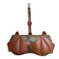 ราคา กล่องใส่แว่นตา สไตล์เรโทร ลายดอกคามิเลีย unisex เหมาะสำหรับเก็บแว่นตาและแว่นกันแดด เคสป้องกัน จี้ กล่องใส่แว่นตาแบบพกพา เเว่น ตากรอง เเสง สี ฟ้า essilor luxottica (1731617981974873373)