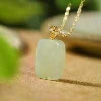 ราคา 【จี้แมนยู】จี้นำโชค, หยกเหอเทียน, หยกสีเทา, การออกแบบสี่เหลี่ยมเรขาคณิต, สไตล์วินเทจ, เหรียญหญิง, เรียบง่ายและสง่างาม, จี้หยก (1731861984947308588)