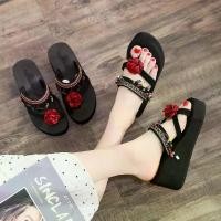 ราคา รองเท้าแตะผู้หญิง สไตล์ไทย ส้นลิ่ม แฟชั่น กันลื่น รองเท้าแตะพื้นหนา รองเท้าแตะชายหาดสไตล์ชาติพันธุ์ เทรนด์ฤดูร้อน สามารถสวมใส่กลางแจ้ง HK รอบ เท้า แตะ รัด ส้น adda รองเท้า หนีบ (1731684627950700046)