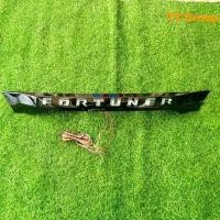 ราคา คิ้วฝากระโปรงท้าย TOYOTA FORTUNER 2011-2014 สีดำเงา มีไฟ (LA) (1731430770381849951)