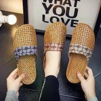 ราคา รองเท้าแตะทอหญ้า หวาย ฤดูร้อน น้ำหนักเบา แบน เหมาะสำหรับห้องนอน บ้าน คู่รัก ผู้ชายและผู้หญิง เสื่อหญ้าถ่านกัมมันต์ ทอไม้ไผ่ มาใหม่ รองเท้า บูท ผู้หญิง รองเท้า บูท แฟชั่น lv s (1731259459035825676)