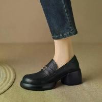 ราคา รองเท้าไม่มีส้นแพลตฟอร์ม หนังแท้ ส้นบล็อก พื้นนุ่ม สไตล์อังกฤษ ใหม่สำหรับปี 2025 christian louboutin (1731494861300139384)