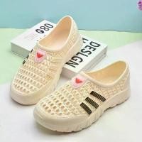 ราคา รองเท้าแตะผู้หญิง ดีไซน์กลวงออก กันลื่น พื้นนุ่ม เหมาะสำหรับผู้ชาย รองเท้าทำงาน แบน สลิปออน converse ผู้ หญิง christian louboutin รองเท้า corolla ဂ ေ ါ က ် က လ ပ ် မ (1731491961347278793)