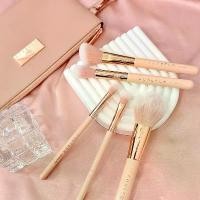 ราคา ส่วนลดสุดคั่ง LUXEFUR Perfect Love Edition 5 Pieces Brush Set เซ็ตแปรง 5 ชิ้น + กระเป๋าใส่แปรง ทารอง พื้น คุชชั่น tirtir10c พาเลทตา supermom mac studio fix แป้ง แตงโม ผ้า (1731856039129089626)