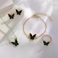 ราคา ชุดเครื่องประดับผีเสื้อสี่ชิ้น เรียบหรู สง่างาม สำหรับผู้หญิง ผีเสื้อห้อยสีชมพู สไตล์ชาแนลเก๋ไก๋สร้างสรรค์ สร้อยคอ สร้อยข้อมือ ต่างหู ชุดแหวนสี่ชิ้น กําไล chanel ของแท้ (1731043260187707860)