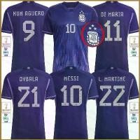 ราคา เสื้อทีมเยือนอาร์เจนติน่า 3 ดาว ผู้ชนะฟุตบอลโลกปี 2022-23 มีเซสชันซูเปอร์สตาร์ ได้แก่ Messi, Messi, และ Maria Martinez, Dybala และ Aguero, มีขนาดบวก ออกกำลังกาย ชุดกีฬา เสื้อบอล (1731318272707103133)