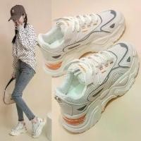 ราคา รองเท้าผ้าใบพ่อสำหรับผู้หญิง สไตล์เกาหลี ฤดูใบไม้ผลิ 2024 มาใหม่ Ins รองเท้าสีขาวพื้นหนา เหมาะสำหรับนักเรียน เพิ่มความสูง ระบายอากาศ รองเท้ากีฬาลำลอง pro 3 adidas รองเท้าสตั๊ด (1732265993237727655)