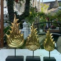 ราคา เปลวไฟ แกะสลักจากแผ่นไม้จามจุรี ติดทองคำเปลว งานไม้แกะสลักตั้งโต๊ะ งานศิลป หัตถกรรม งานแกะสลัก เปลวไฟบนฐาน (1731812479223892442)