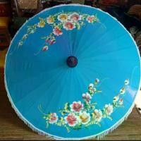 ราคา จัดส่งจากกรุงเทพฯ ร่ม ร่มชาวเหนือ ร่มขนาดใหญ่รัศมีกว้าง 40.5 ซม. ร่มชาวเหนือ ร่มล้านนา ร่มผ้าแพรลายสวยๆ ร่มเชียงใหม่ ร่มบ่อสร้าง ร่มล้านนา ร่มภาคเหนือ สินค้า OTOP คละสี ร่มชาวเหนือแบบผู้ใหญ่ถือ (17312