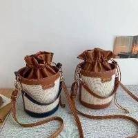 ราคา กระเป๋าสะพายข้างสำหรับผู้หญิง สไตล์ฤดูร้อนสด แฟชั่นอินเทรนด์ใหม่ 2022 เนื้อบล็อคสี กระเป๋าถือมุก กระเป๋าถัง กระเป๋า ku geek bags กระเป๋า ถือ ทรง เสื้อ กระเป๋า หลุยส์ ช็อกโ (1731848521612100724)