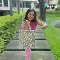 ราคา COD กระเป๋าทรงถุง กระเป๋าถือซิปบน ไซส์ใหญ่ 4.7*11.8*13.3 นิ้ว (หูหิ้วสูง 7 นิ้ว) ใส่แฟ้ม A4 ได้ กันน้ำ หิ้วหนัก ซักได้ กระเป๋าเคลือบ PVC พลาสติกTikTok (1731959078727026420)