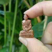 ราคา รูปหล่อหลวงปู่แผ้ว ปวโร รุ่นแรก จ.นครปฐม เนื้อสัตตะโลหะ ปี 2552 (1730131500324719173)