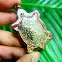 ราคา 【จัดส่งจากประเทศไทย】 เหรียญพญาเต่าเรือน(พิมพ์ใหญ่)กะไหล่เงิน หลวงปู่หลิว วัดไร่แตงทอง จ.นครปฐม เลี่ยมกรอบสแตนเลสอย่างดีพร้อมห้อยบูชา (1731608784940533169)