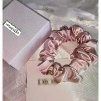 ราคา VIP Gift แท้ ยางมัดผมผ้าซาติน + ริบบิ้น มีกล่อง ของแถมจากเคาเตอร์ ขายดี (1732081809497556980)