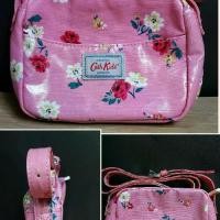 ราคา กระเป๋าสะพาย Cath Kids LONDON ขนาด 14×17×6 cm. สินค้าใหม่ (1731277830194890472)