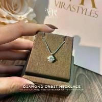 ราคา VRS.สร้อยคอเงิน92.5ชุบทองคำขาว สร้อยคอพร้อมจี้เพชรทรงกลมน้ำหนัก1.0กะรัต ความยาว16-18นิ้วCollection “Diamond Orbit” Necklace (1732042356062915392)