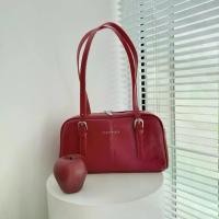 ราคา Caseharden Holidate Bag Cherry Red Collection กระเป๋าสะพายทรงหมอนใบใหญ่ (1731025901425166439)