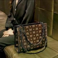 ราคา กระเป๋าขนาดใหญ่สำหรับผู้หญิง, แฟชั่นใหม่ 2024, วัสดุหนัง, พร้อมสายโซ่, ความจุมาก, กระเป๋าโท้ท, อเนกประสงค์, กระเป๋าถือ, กระเป๋าสะพายไหล่, กระเป๋าสะพายข้าง กระเป๋า สียีนส์ stand o (1732055502808778160)