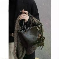 ราคา กระเป๋าถือสำหรับผู้หญิง ยอดนิยมสำหรับฤดูใบไม้ร่วงและฤดูหนาว สไตล์อังกฤษ แฟชั่นสันทนาการ KuaBao กันน้ำ เปิดตัวในปี 2025 wallet women louisvuitton ญาญ่า beach bag กระเป๋า สียีน (1731587350321137059)