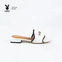 ราคา PLAYBOY รุ่น Block Mules รองเท้าแตะส้นเตี้ยหัวเปิดและเปิดส้นผู้หญิง รหัส ST-H251C1207 ดีไซน์แต่งคาดอะไหล่หัวใจล้อมเพชร์โลโก้กระต่าย สี Ivory white (1731218688994870415)