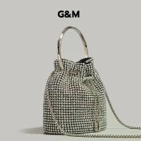 ราคา G&M,Gกระเป๋าเพรชวิ้งๆ ถือได้สะพายได้ พร้อมสายโซ่ กระเป๋าทรงถัง ตกแต่งด้วยเพรชดูหรูหรามาก กระเป๋าผู้หญิง สำหรับไปงานเลี้ยง งานแต่ง ปาร์ตี้ (1731696493170951558)