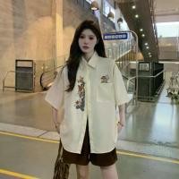 ราคา เสื้อปักลายการ์ตูนวินเทจญี่ปุ่น สำหรับผู้หญิง แขนสั้น ทรงหลวม เป็นมิตรกับคู่รัก เสื้อลำลองอเนกประสงค์ ฤดูร้อน 2025 สไตล์ใหม่ เหมาะสำหรับทำงาน ท่องเที่ยว ลำลอง ท่องเที่ยว ช้อปปิ้ง ปาร์ตี้ และเดท (17321