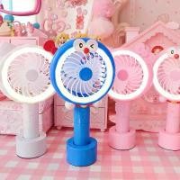 ราคา ส่งฟรี. พัดลมพกพามือจับมีไฟ✅ลายคิดตี้/โดเรม่อน พัดลม USB ขนาดเล็ก พัดลมพกพาขนาดเล็ก พัดลม USB พัดลมตั้งโต๊ะขนาดเล็ก usb ชาร์จแบบพกพา พัดลมมือถือ พัดลมคิดตี้ พัดลมลายการ์ตูน พัดลมมีไฟ (1732017174760425