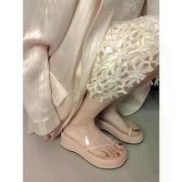 ราคา รองเท้าแตะส้นเตารีด สีชมพูใส สไตล์ 2025 เหมาะสำหรับกิจกรรมกลางแจ้ง ฤดูร้อน มาใหม่ มีส้นสูงเปิดนิ้วเท้า รองเท้ากินขา สงกรานต์ converse ผู้ หญิง (1731491059628279764)