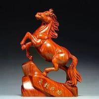 ราคา Padauk - เครื่องประดับม้าแกะสลักไม้ ชนะความสำเร็จทันที ไม้เนื้อแข็ง ม้าแดง สำนักงาน เดสก์ท็อป ฮวงจุ้ย โชคลาภ งานฝีมือไม้มะเกลือ (1729740149885601979)