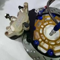 ราคา ชุดปั๊มดิส โลโก้นูน สีทอง WAVE110i + จานดิสเบรค ลายตาข่าย ทองหมุดน้ำเงิน + สายเบรค ZERN + น็อตปั๊มเลส 2 ตัว + สติ๊กเกอร์ (1732110597662934583)