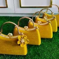 ราคา กระเป๋าผ้าไหมแท้ สีเหลือง ทรงแข็ง กระเป๋าถือออกงาน (1731788371939658343)