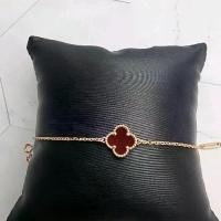 ราคา สร้อยข้อมือ VC ใบโคลเวอร์ สีแดง (1731313894347016081)